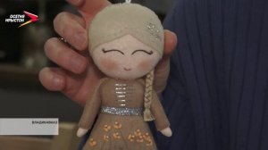 Мастерица Маргарита Кесаева изготавливает елочные игрушки в национальном стиле