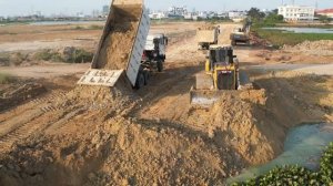 НАЧИНАЕМ! Мощный процесс дорожного строительства: Бульдозер выталкивает грунт, самосвал сбрасывает г