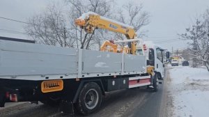 ИСУЗУ ISUZU эвакуатор с КМУ XCMG SQS-100-4 с съемными бортами и корзиной едет к клиенту 2025