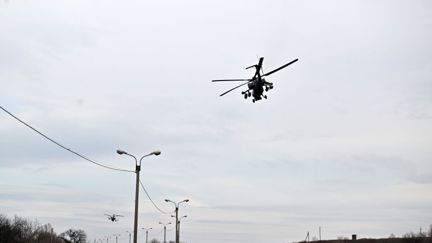 Маскировка бесполезна: Ми-28НМ разбомбили технику ВСУ. Лучшее видео из зоны СВО