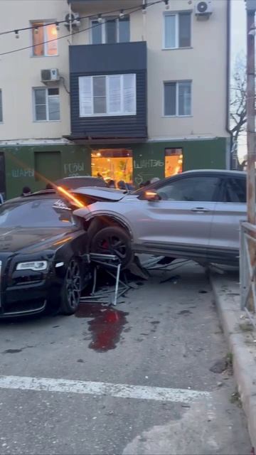 Очень дорогая авария в Махачкале: "Джили" влетел" в "Роллс-Ройс" смотреть онлайн