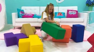 рассказывает детям правила безопасности в лесу