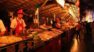 Большой пригородный рынок в Пекине. Уличная еда, тушеное мясо, рисовые крисписы. Пекин. Китай