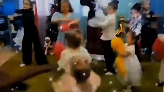 Новогодний утренник Евы в детском садике смотреть онлайн