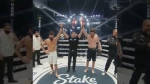 🤼♂️ За минуту до конца Арман поднял Шару в воздух, пронёс и бросил на канвас, но развития не пос...