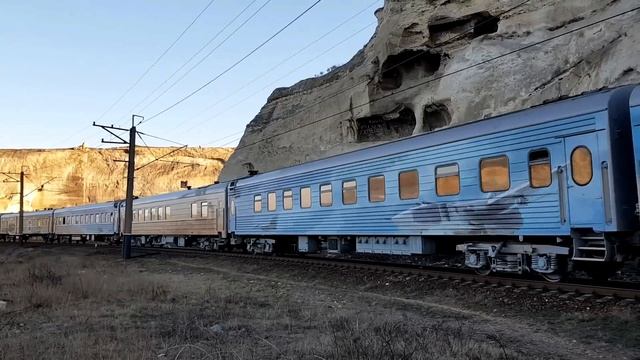ВЛ8 с военным поездом на перегоне в Крыму смотреть онлайн