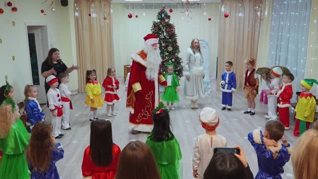 Видеосъёмка новогоднего утренника в Омске. Видеограф на утренник в Омске. Новогодний утренник Омск