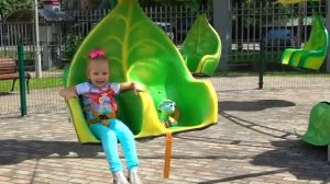 Детская площадка в парке аттракционов и игрушки Щенк