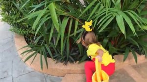 Играем в прятки с Пикачу Охота на покемон го и покеболы с сюрпризами