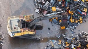 Что это за стальные детали? | Кадры, снятые с беспилотника на площадке по переработке металлолома |