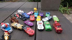 МУЛЬТИКИ ПРО МАШИНКИ ГОНОЧНЫЕ МАШИНКИ ПРЫГАЮТ В БАССЕЙН С ВОДОЙ