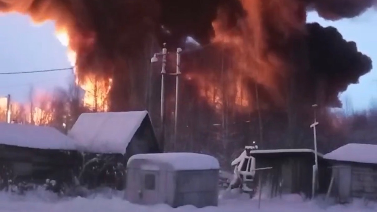 Появились кадры атаки БПЛА на Рыбинск. Атаковано промышленное предприятие. 31.12.2025 смотреть онлайн