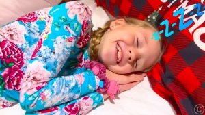 угощает Деда Мороза и загадывает желания