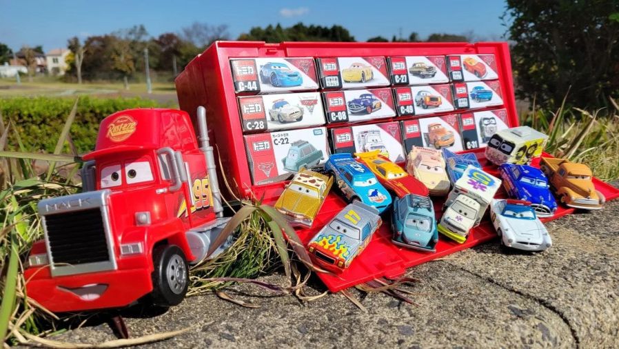 МУЛЬТИКИ ПРО МАШИНКИ ДЛЯ ДЕТЕЙ ГРУЗОВИЧОК ИЩЕТ МАЛЕНЬКИЕ МАШИНКИ НА ЛУГУ смотреть онлайн