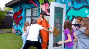 с друзьями пытаются подружиться с соседом