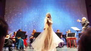 Ольга Терентьева исполняет вальс из оперетты Штрауса «Карнавал в Риме». Дирижёр — Валерий Петров