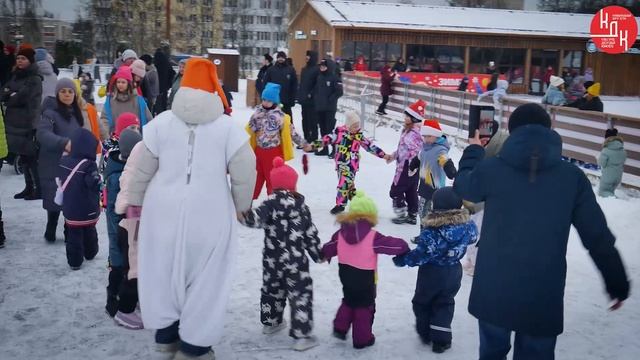 Новогодняя ёлка на площади «Дружбы» у МЦ «МИР» уже стала частью праздничной историей смотреть онлайн