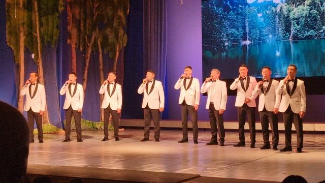 Мужской состав ансамбля "Туймаада" исполняет грузинскую песню "Озеро" на музыку Мераба Парцхаладзе смотреть онлайн
