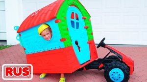 Влад и Никита играют и ремонтируют детский игровой домик.