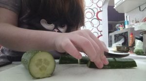 готоим салатик на новый год:)🎄