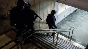 Мужчина с молотком напал на двух человек в парижском метро