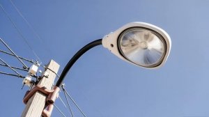 уличное освещение на столбах