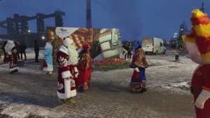 На ЛГОКе прошла череда торжественных собраний, а на ОЭМК новогоднее настроение дарили на проходных