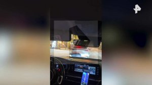 Водитель скрутил дебошира, набросившегося на машину такси в Петербурге