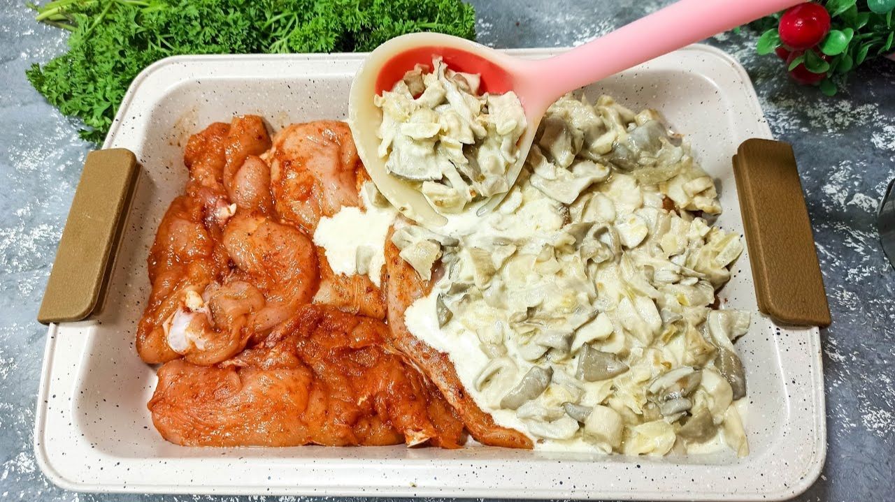 Выкладываю все сверху Куриного Филе и в духовку! Ужин просто потрясающий! смотреть онлайн