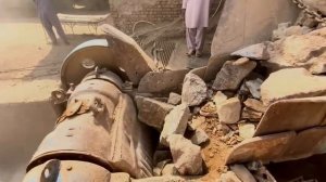 Процесс дробления огромных камней. Очень приятный процесс дробления камня на щековой дробилке