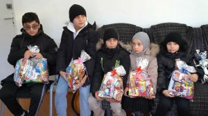 «Подарки в каждый дом». Новогодние подарки детям участников СВО доставили в Ботлихском районе