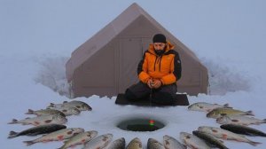 Ловлю рыбу в -30 на замёрзшем озере.