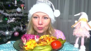 Мукбанг первоянварский новогодний доеданчики Картошка с мясом , селедка под шубой. Еда.