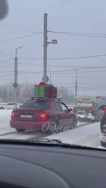 Машину с большими колонками-подарками встретили в Кургане. А за рулем Дед Мороз! смотреть онлайн