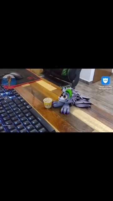 Рокси смотрит кино