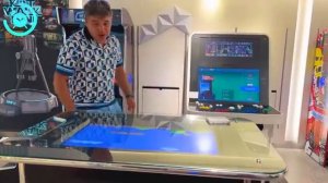 Настя и папа в парке аттракционов отмечают День подарков