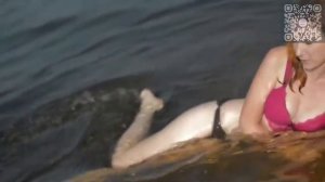 Девушка загорает на пляже.Эротика.