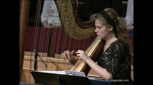 Музыка на арфе..