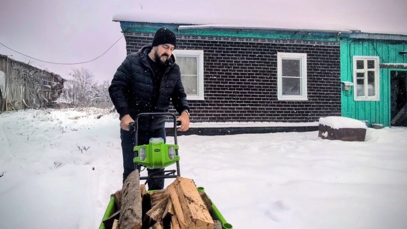 Встретили новый год в Курджиново, пока ещё не продал дом, пользуюсь!) Всё замело! смотреть онлайн