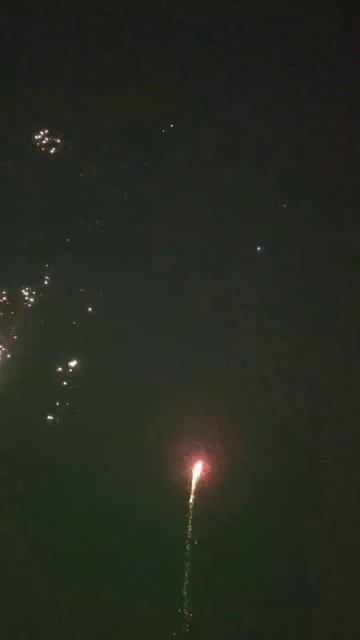 Салют на новый год 2026. Пускаем батарею на даче. Красивый фейерверк. Часть 1 смотреть онлайн