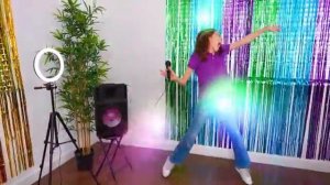 Настя принимает душ с конфет