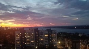 Такое ощущение что небо горит.Шикарная песня🎶🎤🎵. Я Же ЛЮБИЛА ТЕБЯ.....В жизни главное любовь 💞..