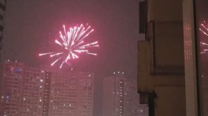 Фейерверки в новогоднюю ночь 2026 Екатеринбург Академ. Вид с окна. Бытовые батареи салютов в кадре.