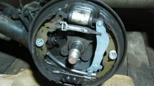 Замена задних тормозных колодок Лада Ларгус. Ручник отрегулировался сам.