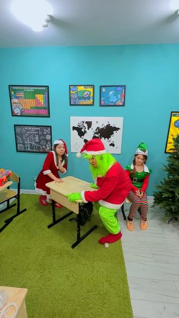 Гринч проник в школу эльфов Санты! Гринч разрушил школу эльфов! смотреть онлайн