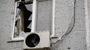 Обломки БПЛА повредили окна многоквартирного дома в Сочи