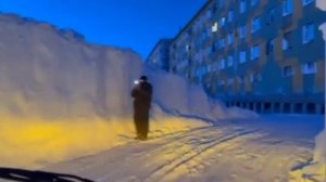 Так сейчас выглядят дороги в самой северной точке России. В якутском посёлке Тикси улицы в снегу