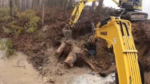 Из-за сильного переполнения плотина пруда оказалась под угрозой срыва!