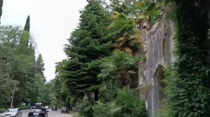 Да вот такая ГаГра без прекрас. город в котором цветут магнолии. Старинные здания. многие  заброшены