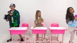 Настя и Ева учатся командной работе